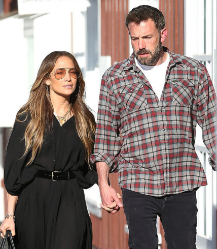 Jennifer Lopez and Ben Affleck strolling in the Brentwood Country Mart in Los Angeles