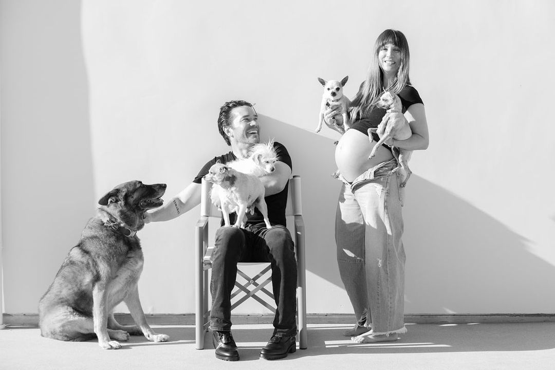 Kaley-Cuoco-Tom-Pelphrey-with-furry-kids
