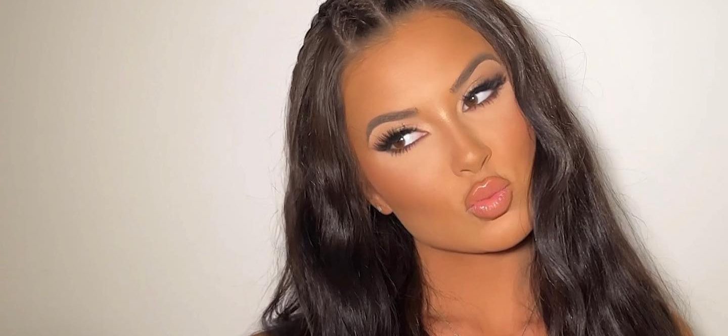 Rachel Bush Wears Nothing But A Towel In Post-Shower Selfie