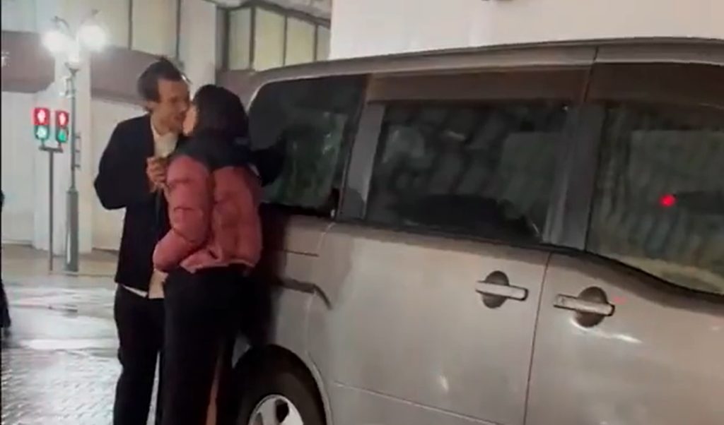 Harry Styles & Emily Ratajkowski spotted kissing