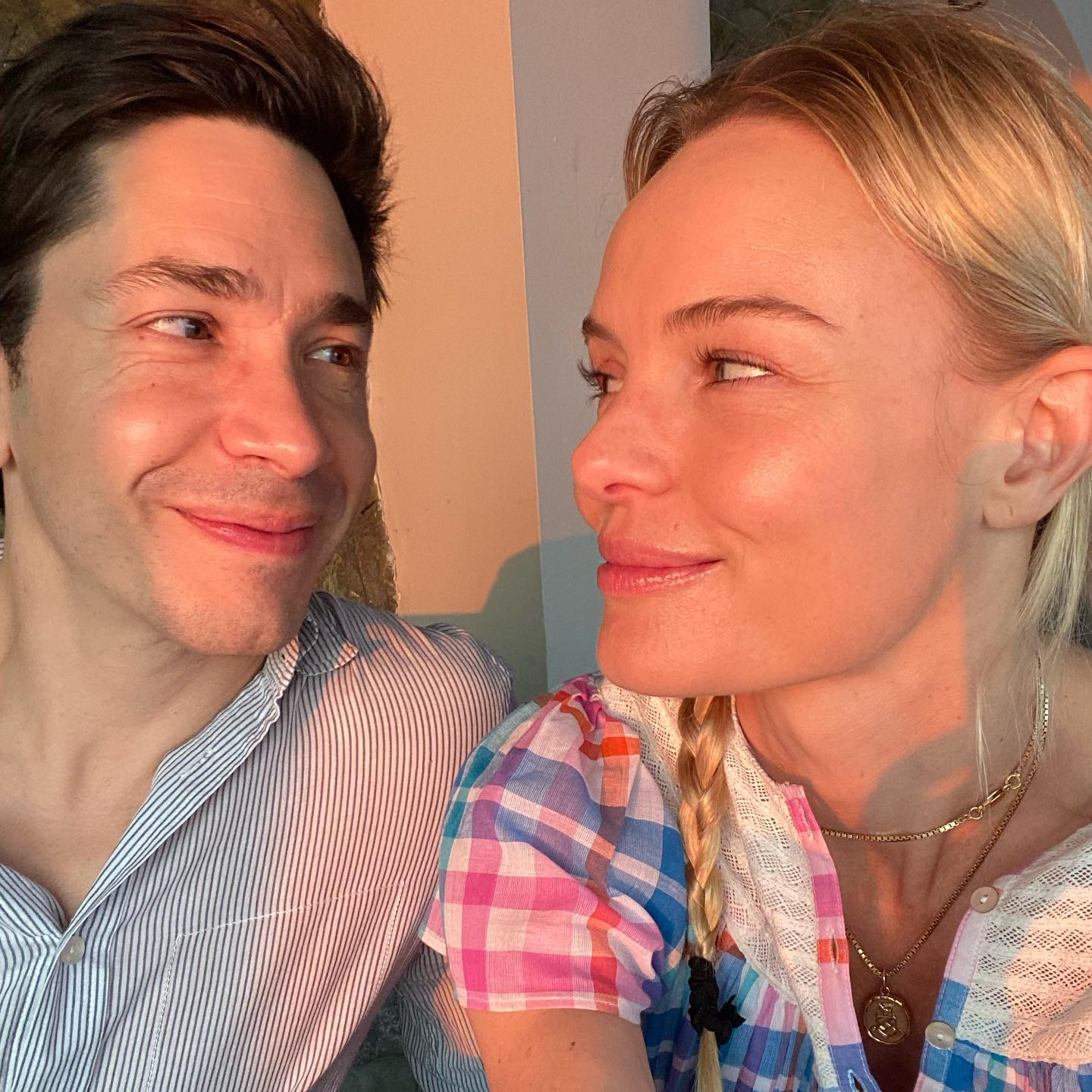 Justin Long poses with Kate Bosworth