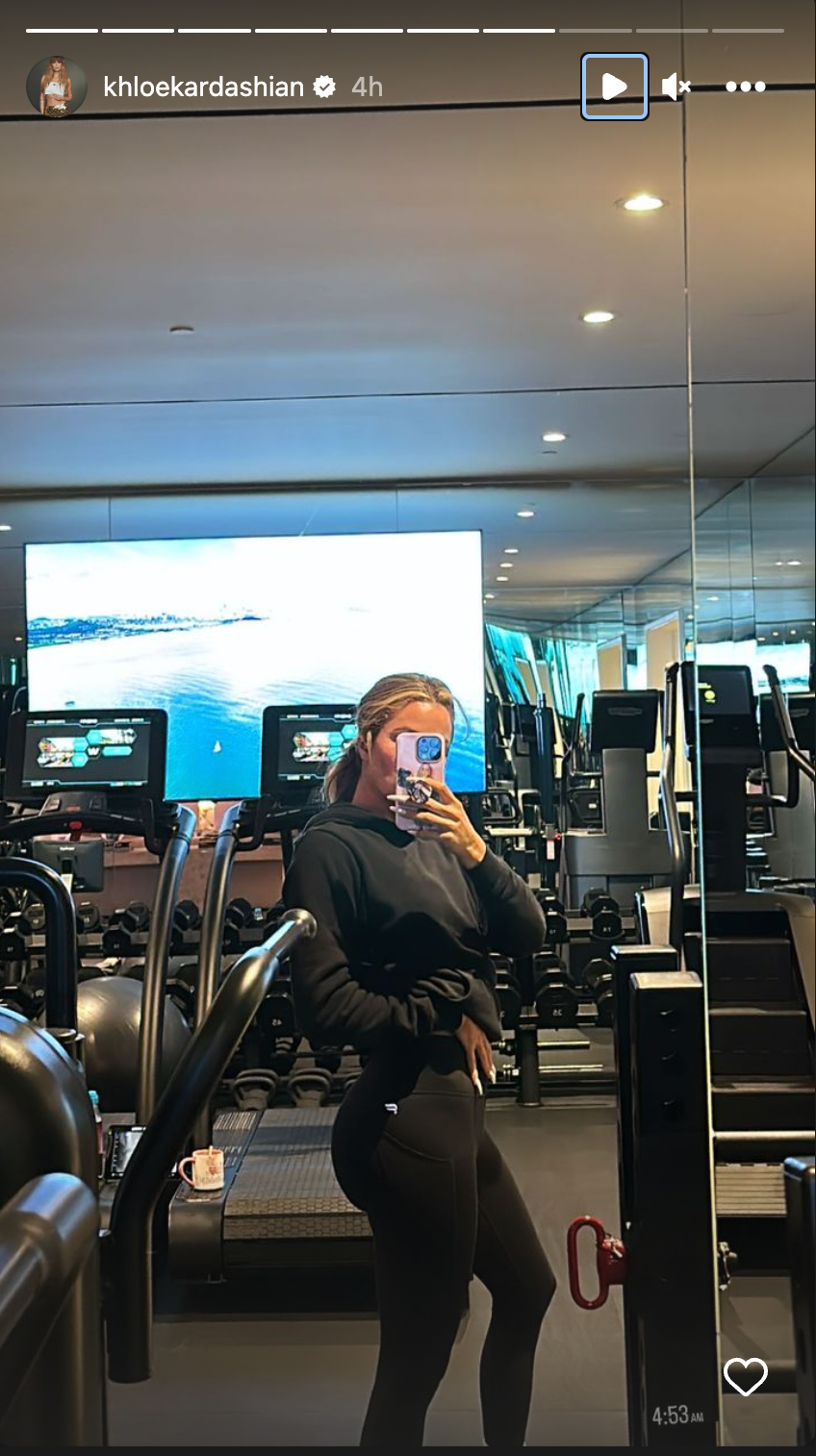 Khloe Kardashian flaunts butt pic