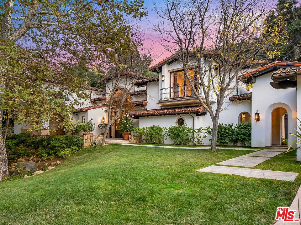 Halsey Ditched Her Man And Now Her Home!