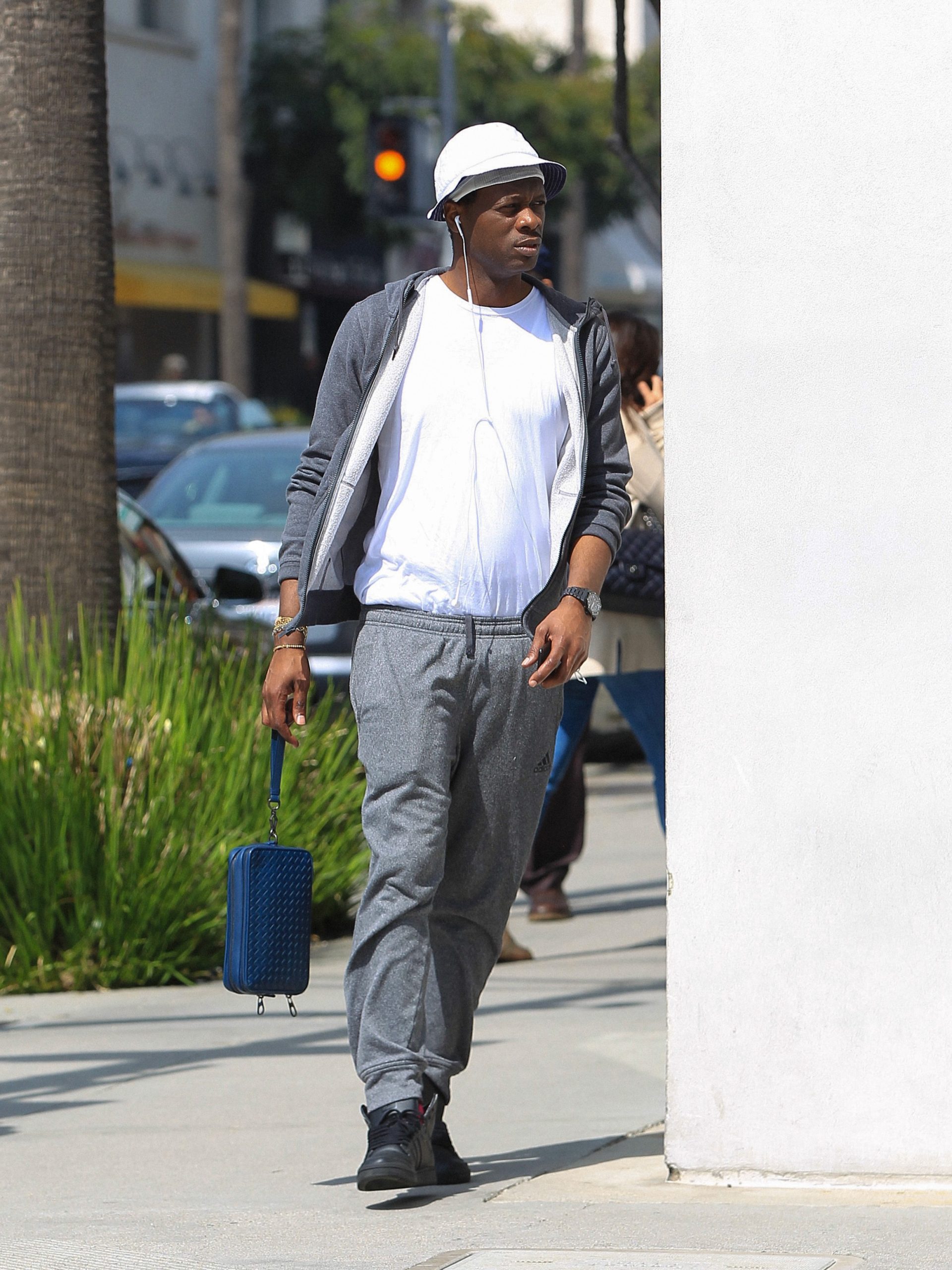 Pras runs errands in LA