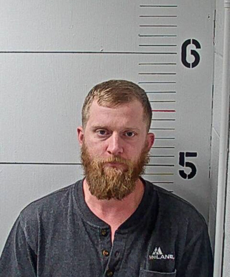 As acusações contra o filho de Todd Chrisley, Kyle, foram retiradas depois que ele supostamente enviou ameaças de morte à sua ex-esposa 