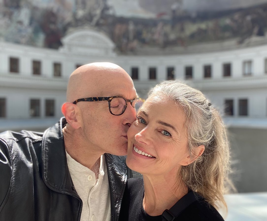 Paulina Porizkova shares a smooch with Jeff Greenstein