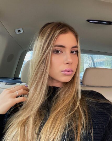 Andreea Dragoi taking a selfie.