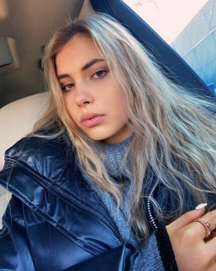 Andreea Dragoi taking a selfie inside the car.