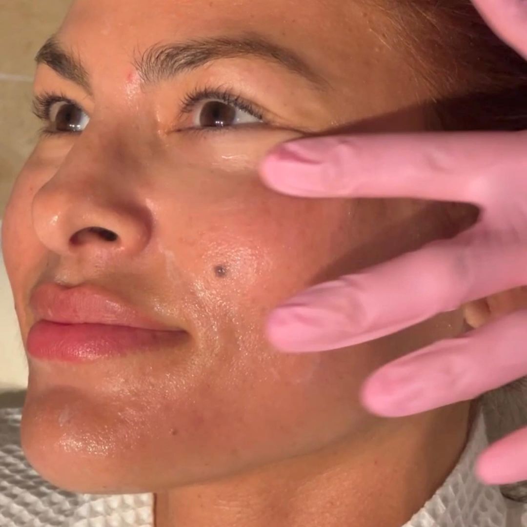 Fans Flood Eva Mendes With Questions On Her Experience With 'Dermaplaning'
