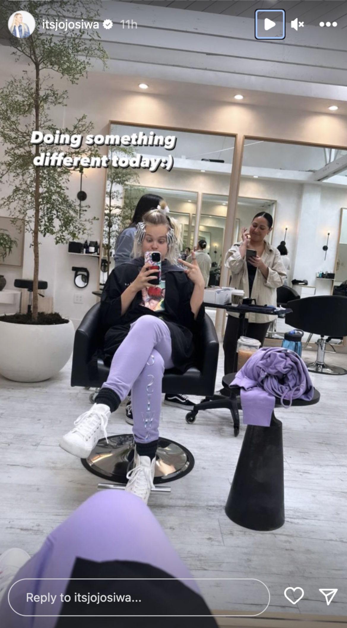 JoJo Siwa debuts new hair color
