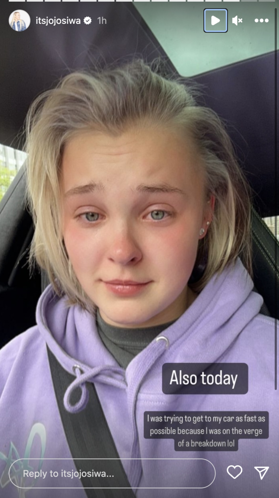 JoJo Siwa flaunts new hair while having a breakdown