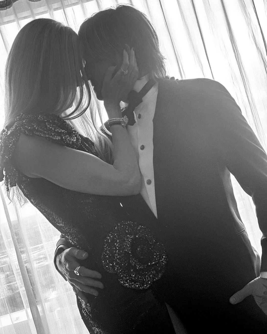 Nicole Kidman Packs On PDA With Keith Urban To Celebrate Their 17th Anniversary