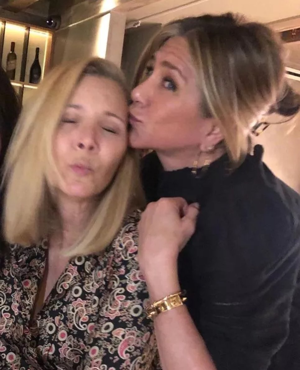 Jennifer Aniston wishes Lisa Kudrow a happy birthday