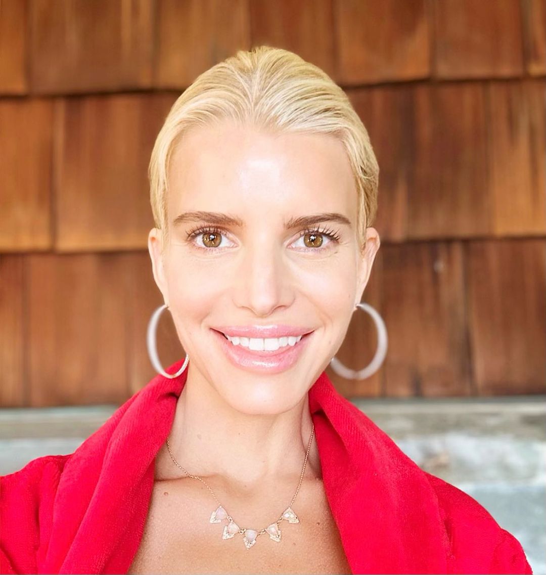 Jessica Simpson flaunts makeup free look for 43rd birthday