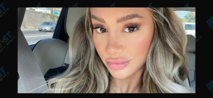 Mariana Morais snaps a selfie