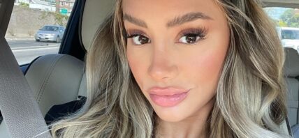 Mariana Morais snaps a selfie