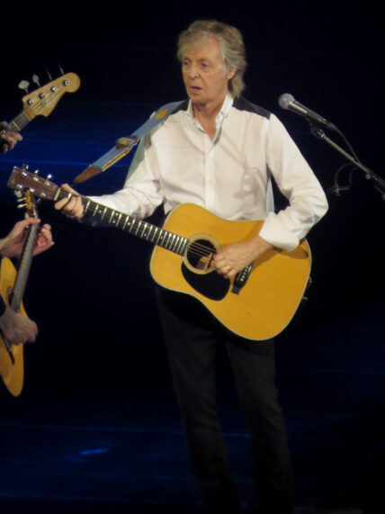 Paul McCartney sends a apos heart apos to wife Nancy Shevell while performing in Canada