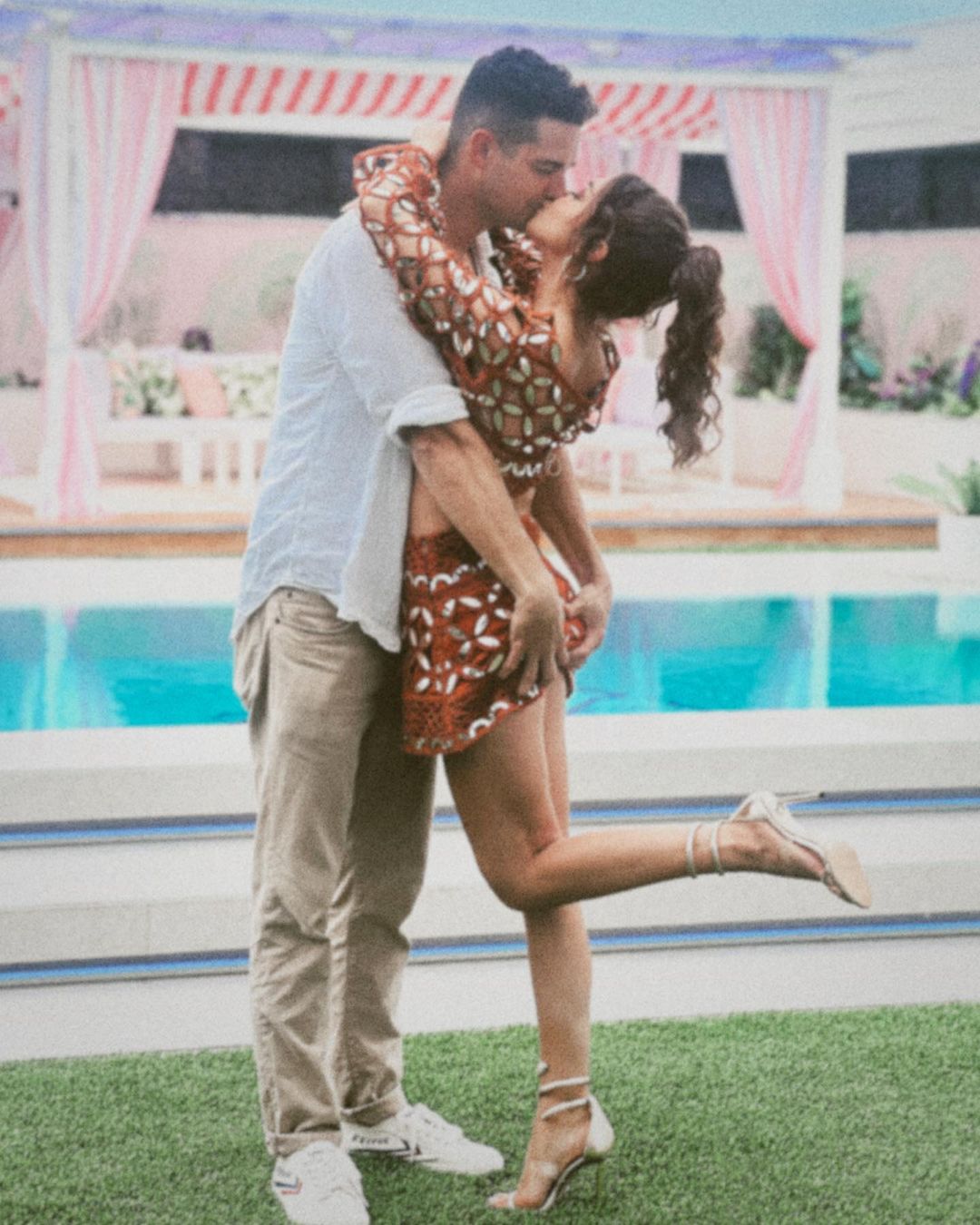 Sarah Hyland and husband Wells Adams pack on the PDA in Love Island's Casa Amor