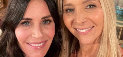 Courteney Cox and Lisa Kudrow smiling