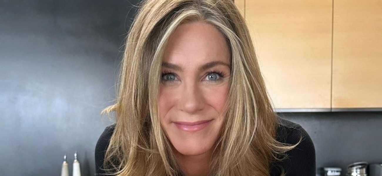 Jennifer Aniston In Bikini Top Stuns Sunkissed In A Field