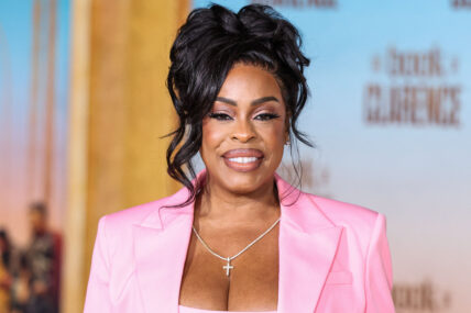 Niecy Nash Celebrates Emmy Win By Skinny-Dipping In Hotel Suite