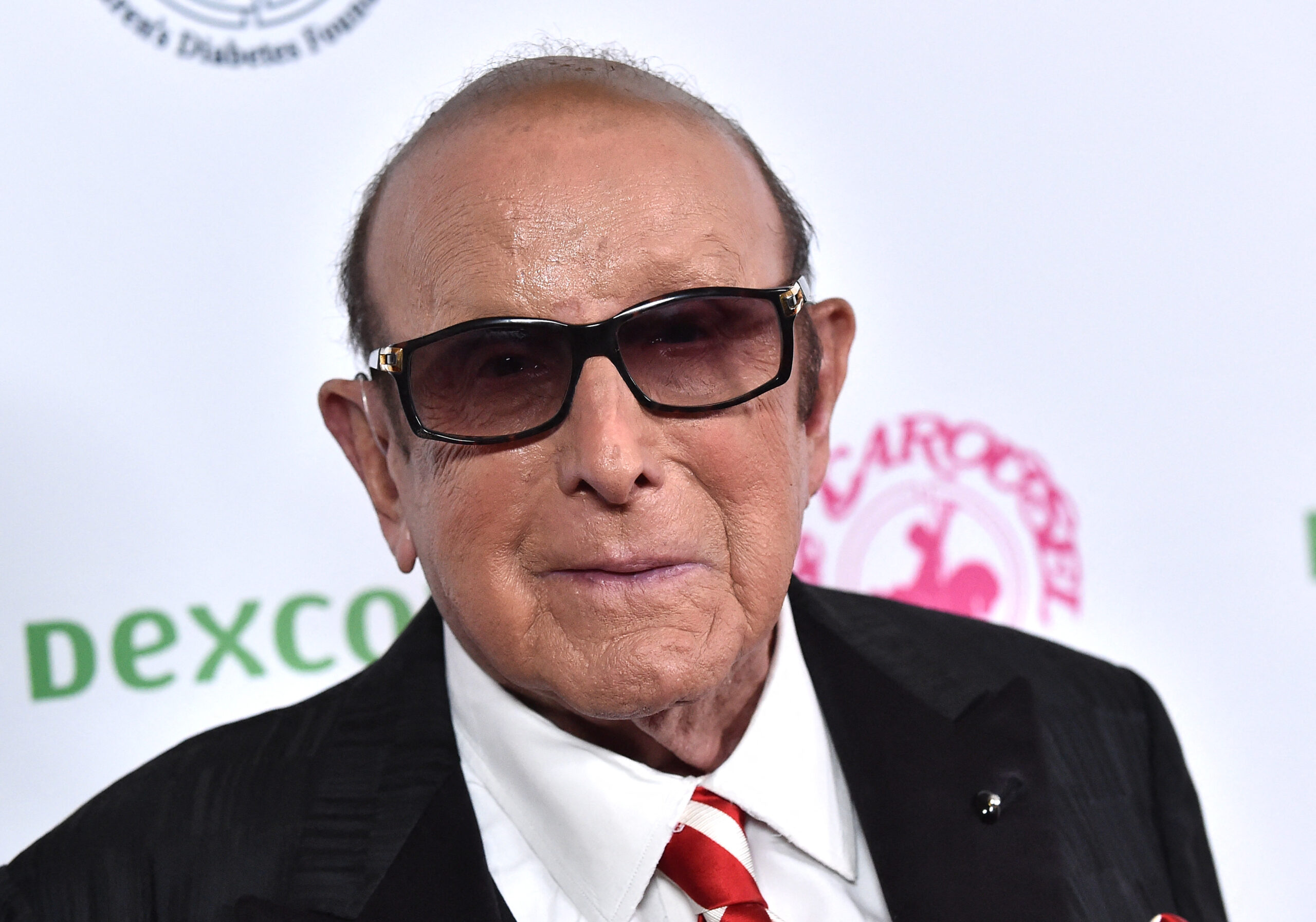 O motivo da hospitalização de Clive Davis em Nova York foi revelado