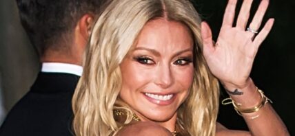 Kelly Ripa waving