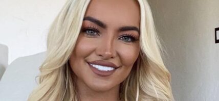 Lindsey Pelas smiling