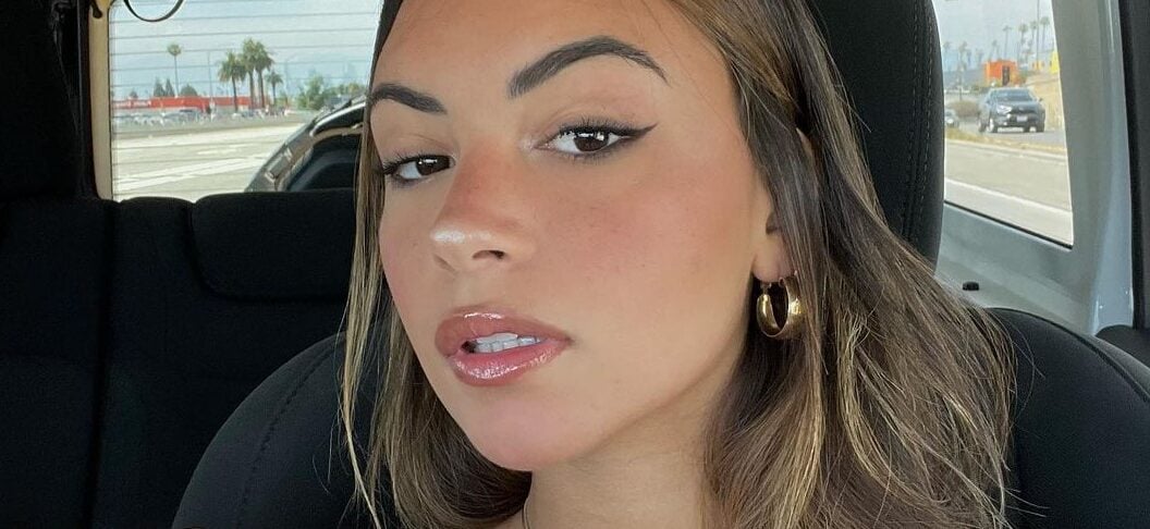 Gabriela Moura exibindo curvas em biquíni minúsculo é “mediana”