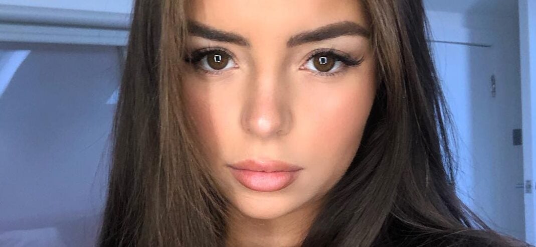 Demi Rose de biquíni dourado ‘ficava melhor nesse tamanho’