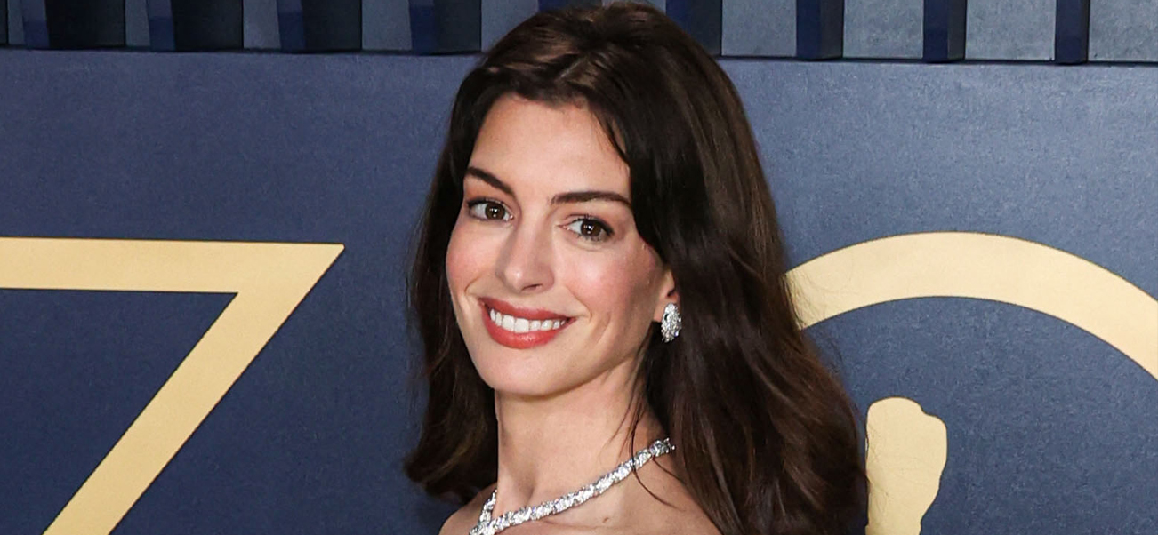 Anne Hathaway finalmente aborda rumores de ‘distração’ para lavagem facial