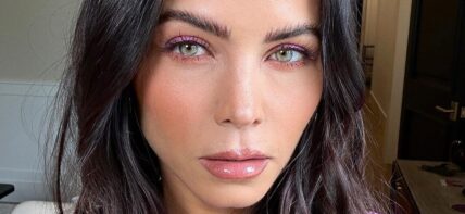 Jenna Dewan takes a selfie.