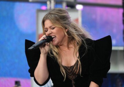 kelly-clarkson-singing