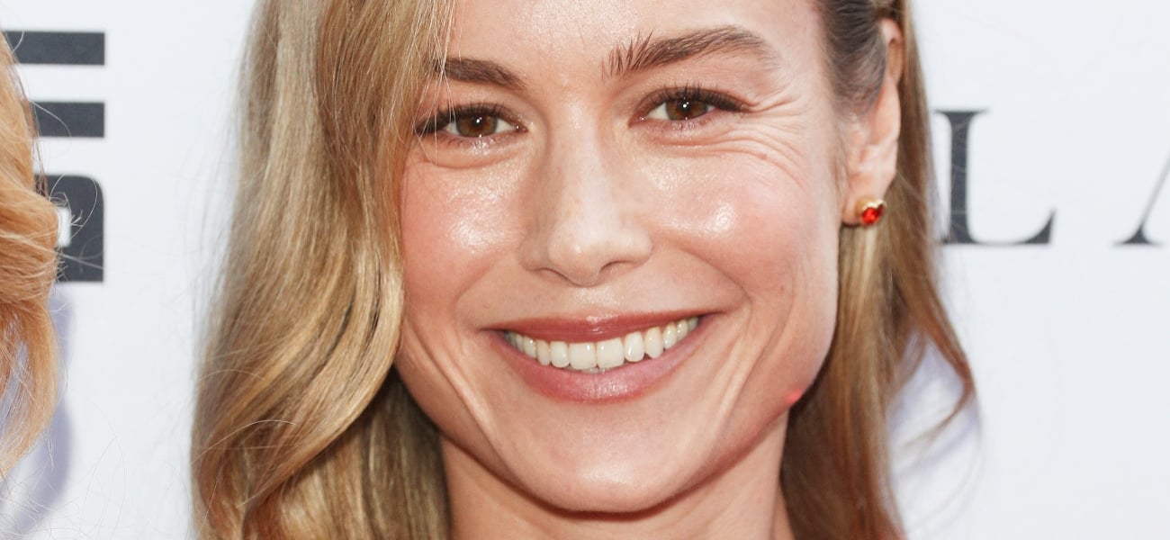 Brie Larson mostra suas ‘cebolas’ em top curto