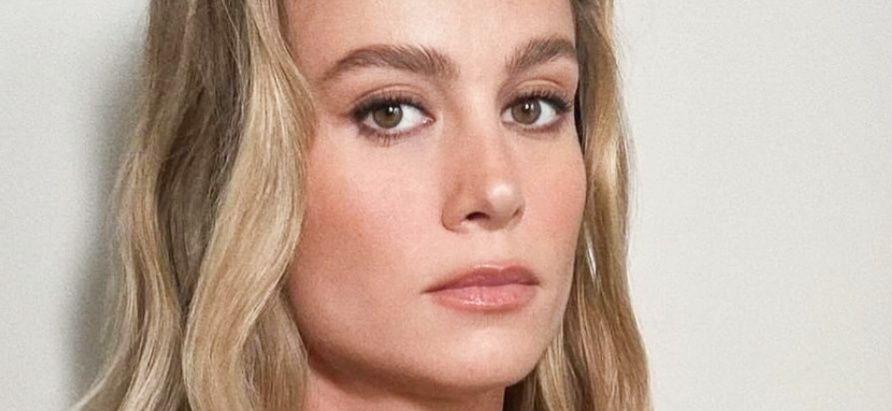 Brie Larson criticada por ficar sem sutiã com camisa transparente