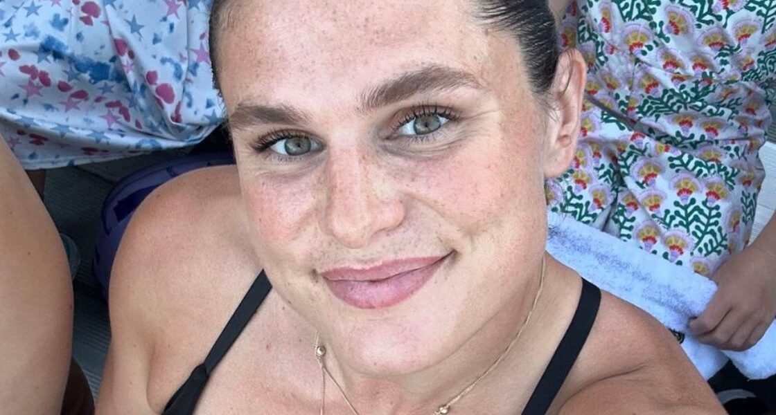 Ilona Maher takes a selfie