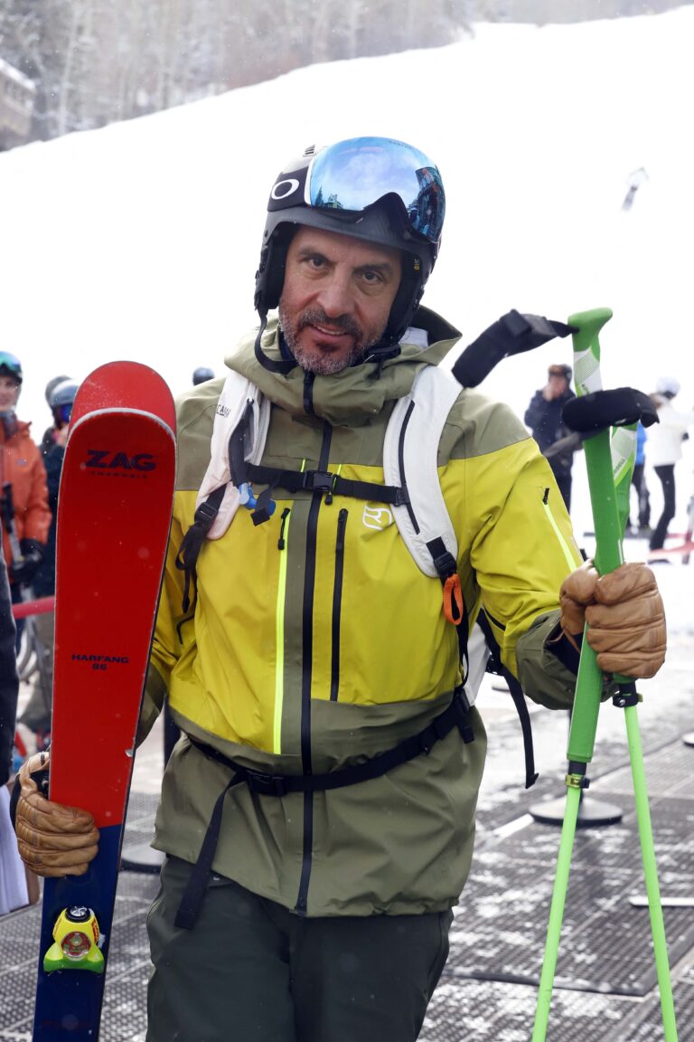 Mauricio Umansky hits the slopes on Christmas Eve