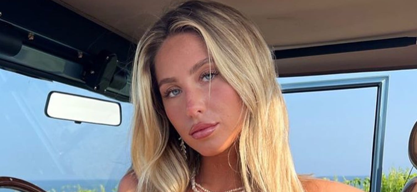 Alix Earle mostra uma pele séria em um vestido Risqué de Roberto Cavalli