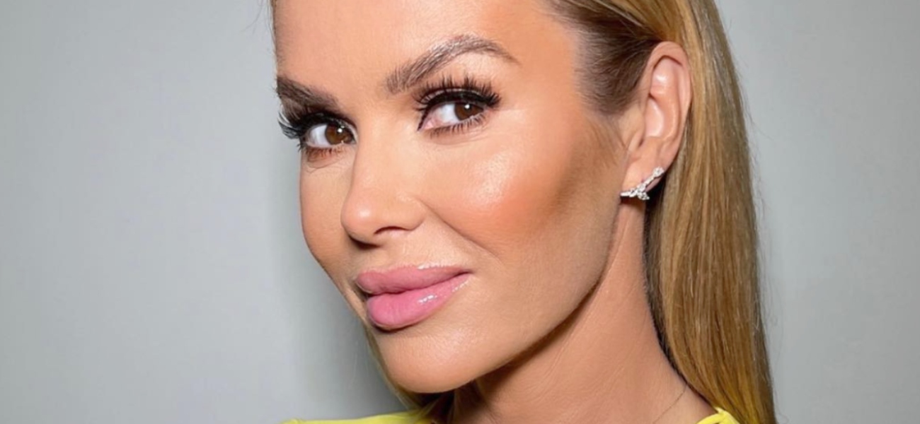 Amanda Holden de biquíni disse ‘Coloque algumas roupas’