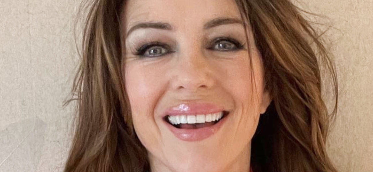 Elizabeth Hurley sorrindo de biquíni é a mais bonita
