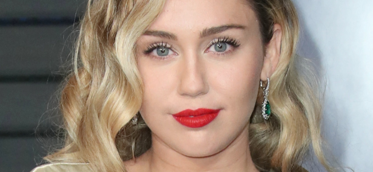 Miley Cyrus provoca reclamações de higiene em biquíni à beira do lago