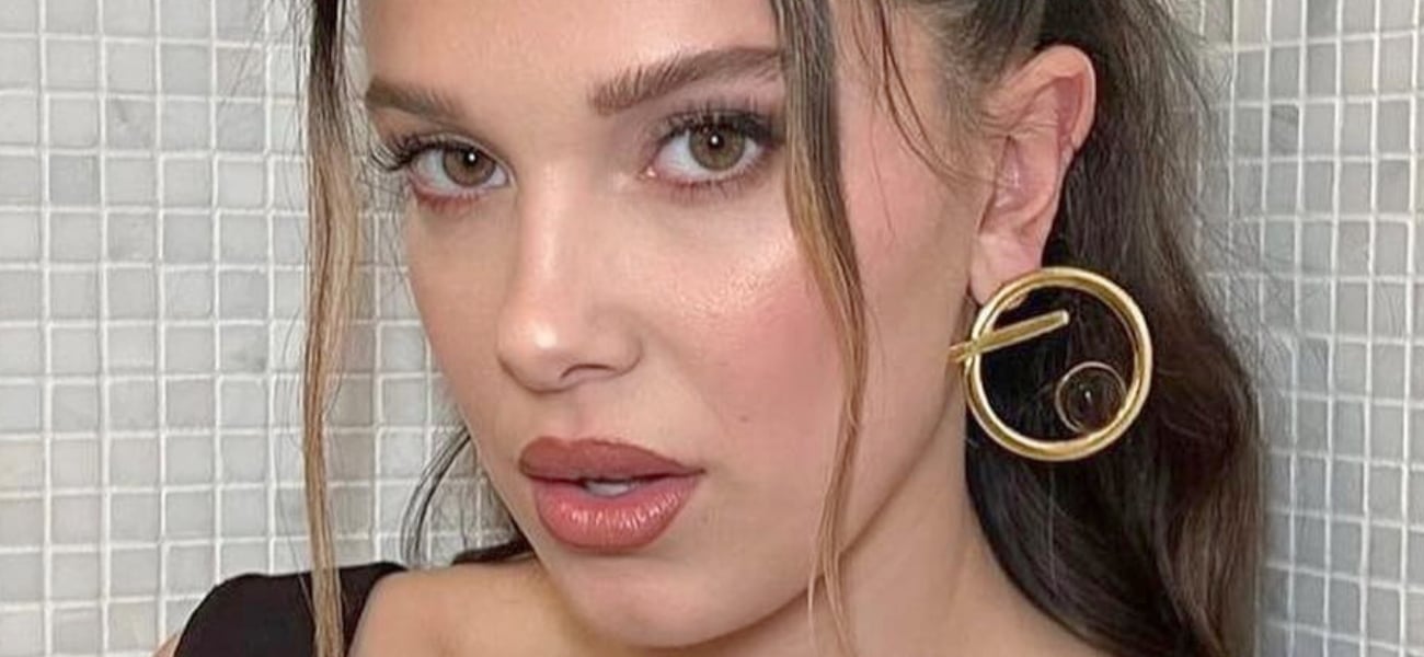 Millie Bobby Brown de biquíni exibe seus “abacaxis”