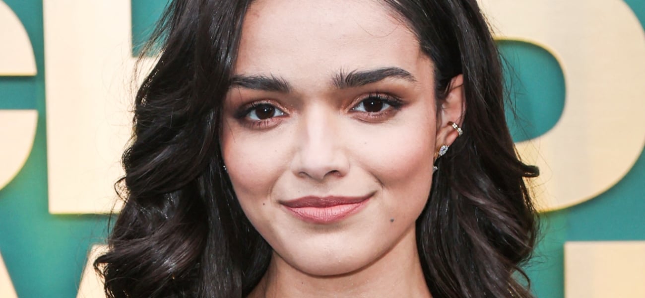 Rachel Zegler mostra o peito em um top sem sutiã