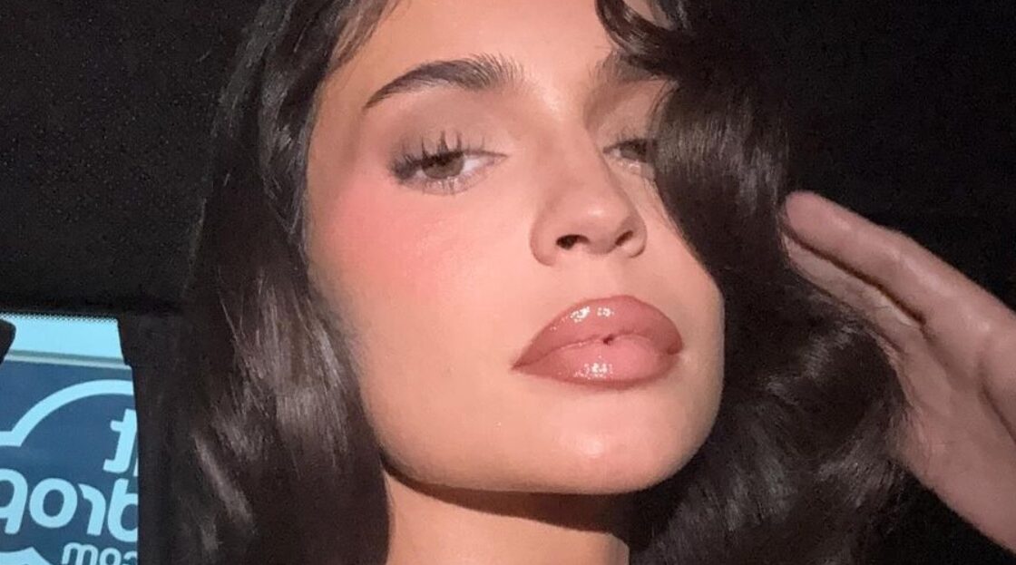 Kylie Jenner Bares Cleavage In Tight Black Dress By Schiaparelli