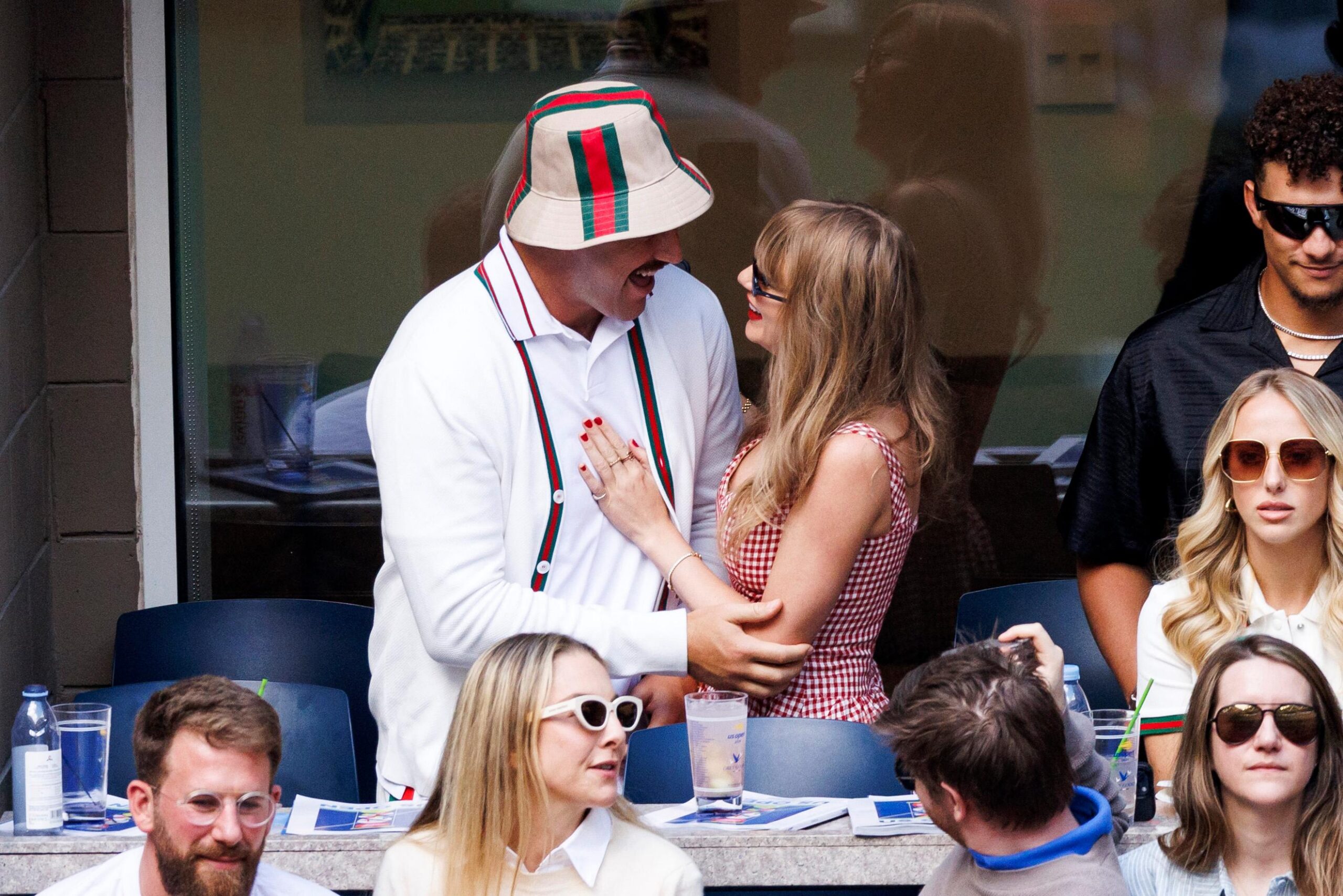 Travis Kelce and Taylor Swift get close at US Open