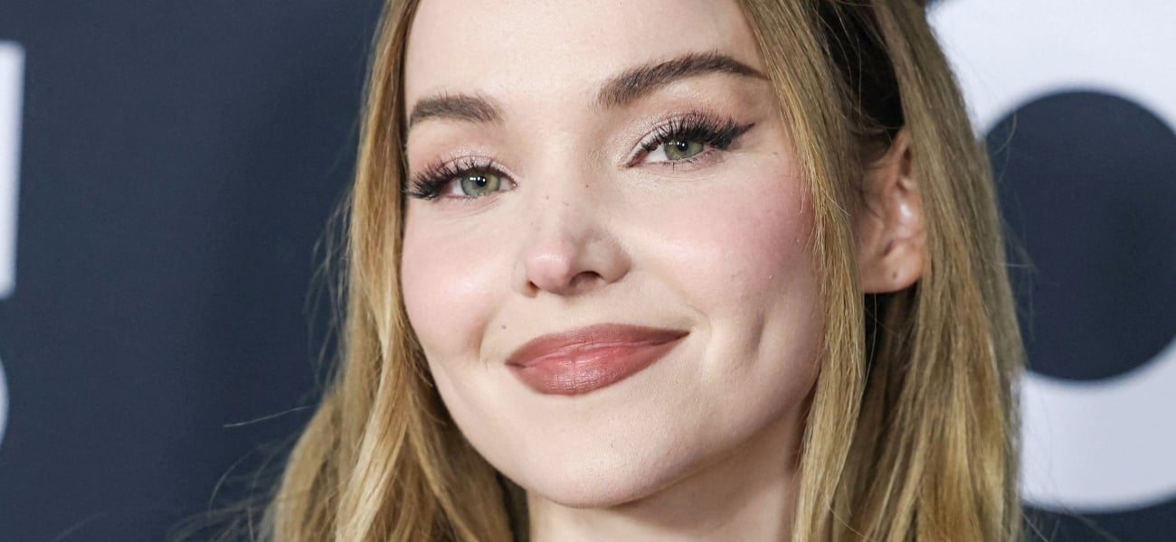 Dove Cameron fica de queixo caído ao expor o peito em um vestido transparente