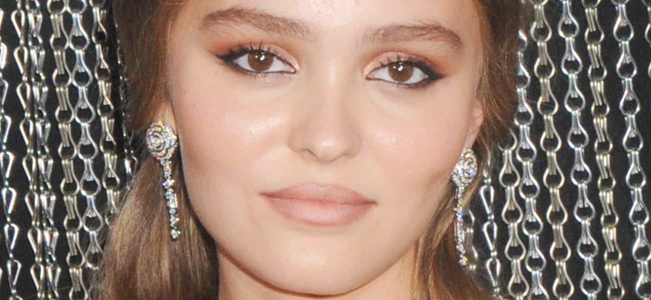 Lily-Rose Depp aproveita o jantar com um vestido Chanel transparente