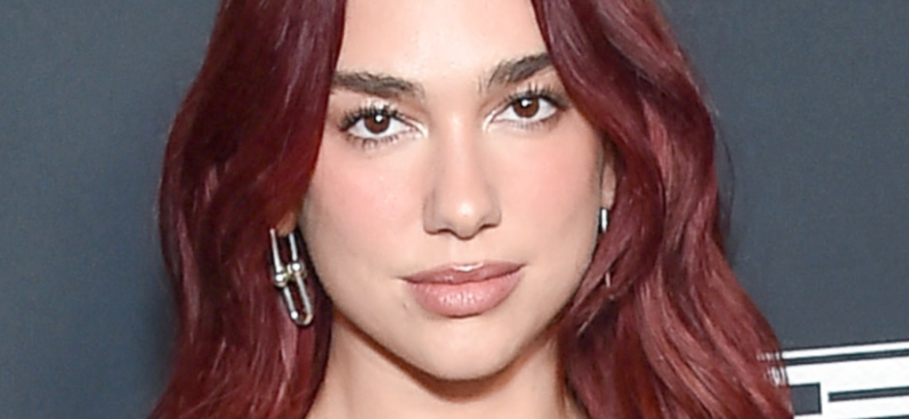 Dua Lipa de biquíni tem fãs prestando atenção
