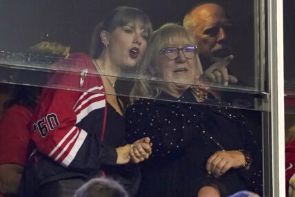 Taylor Swift and Donna Kelce at Chiefs game