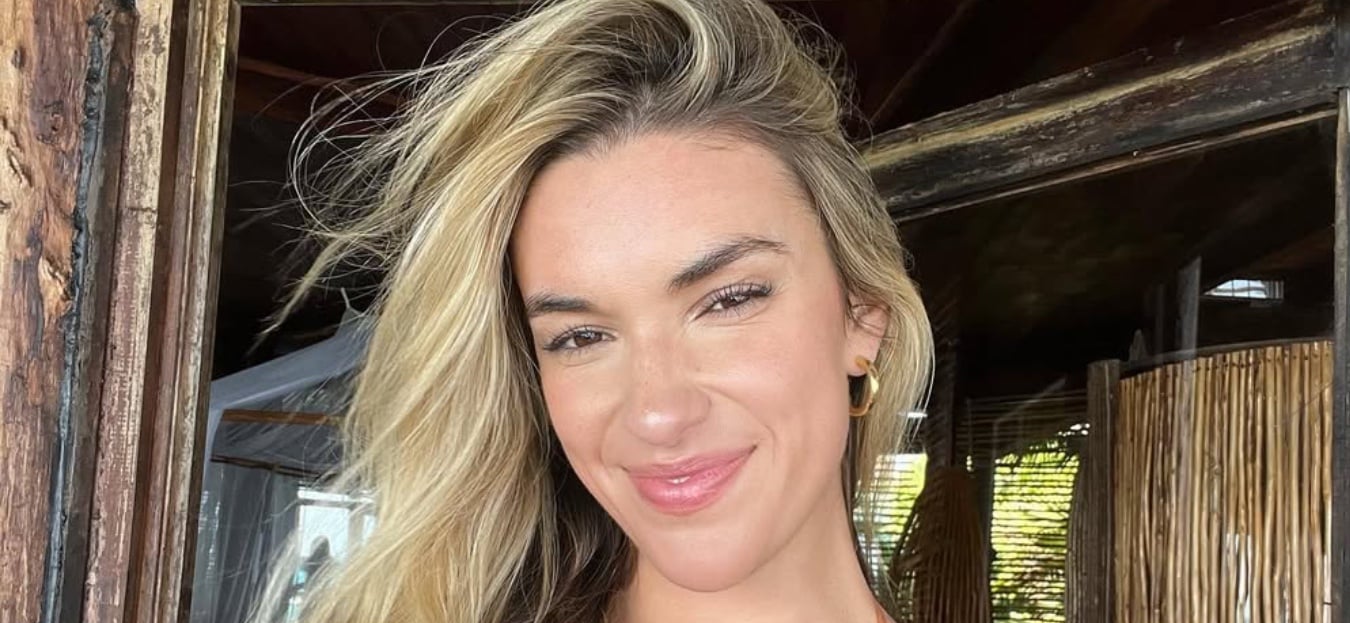 Kayla Simmons Stuns In Workout Gear While Practicing Pilates